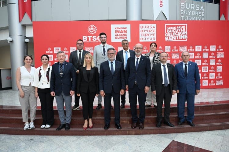 BTSO önünde BİSİAD ve SAHA İstanbul heyeti; Gül Çiçek Zengin Bintaş solda