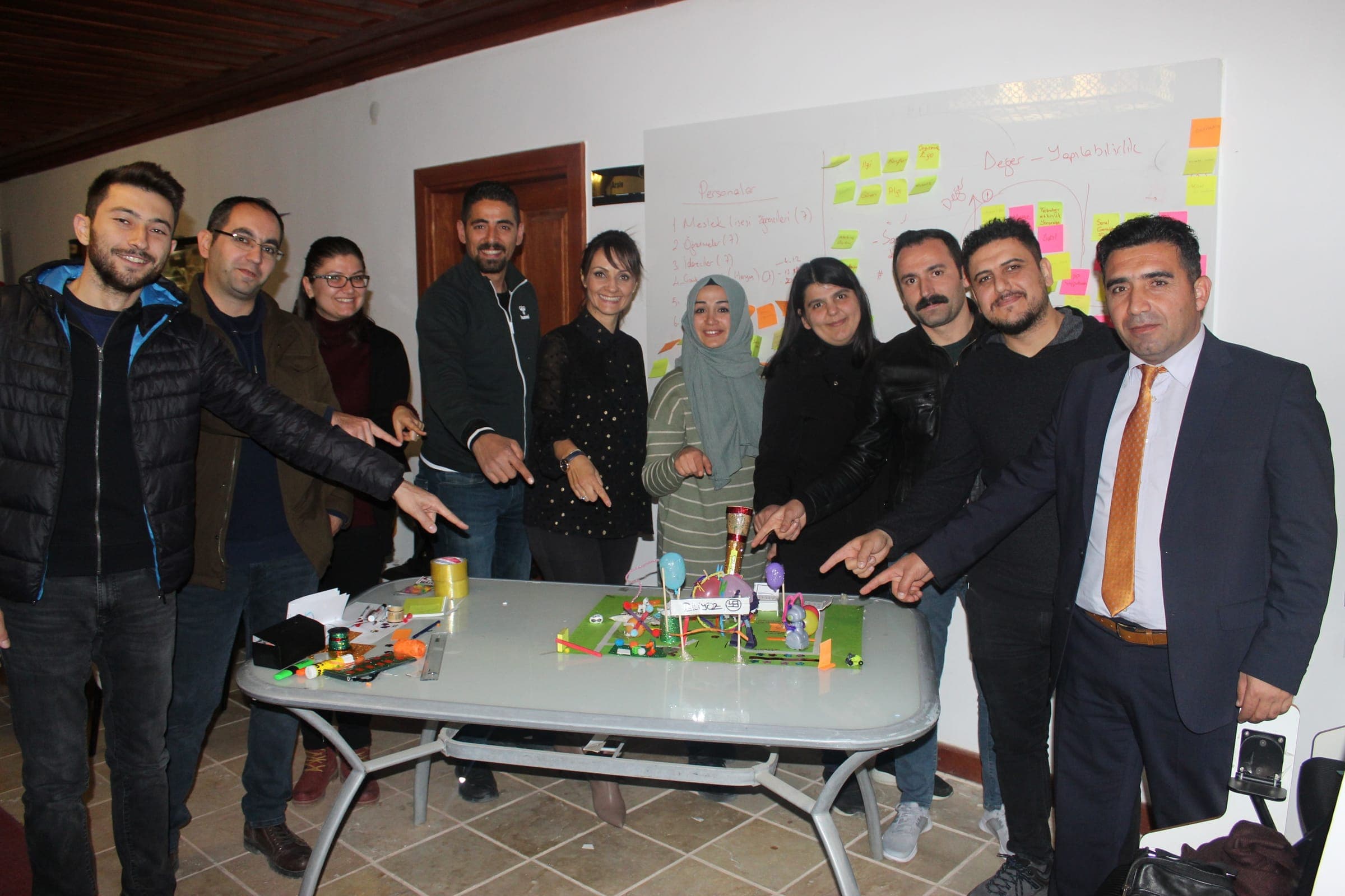 Atölye katılımcıları prototiplerini masada gösteriyor